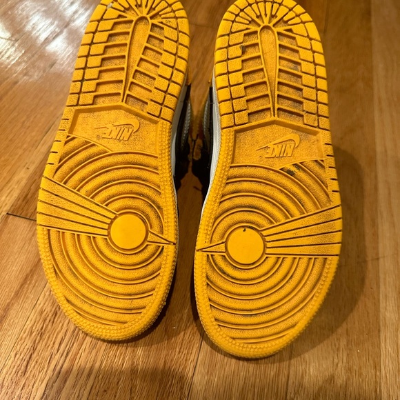 Jordan 1s boys size 1.5 black, yellow, white - Picture 4 of 4